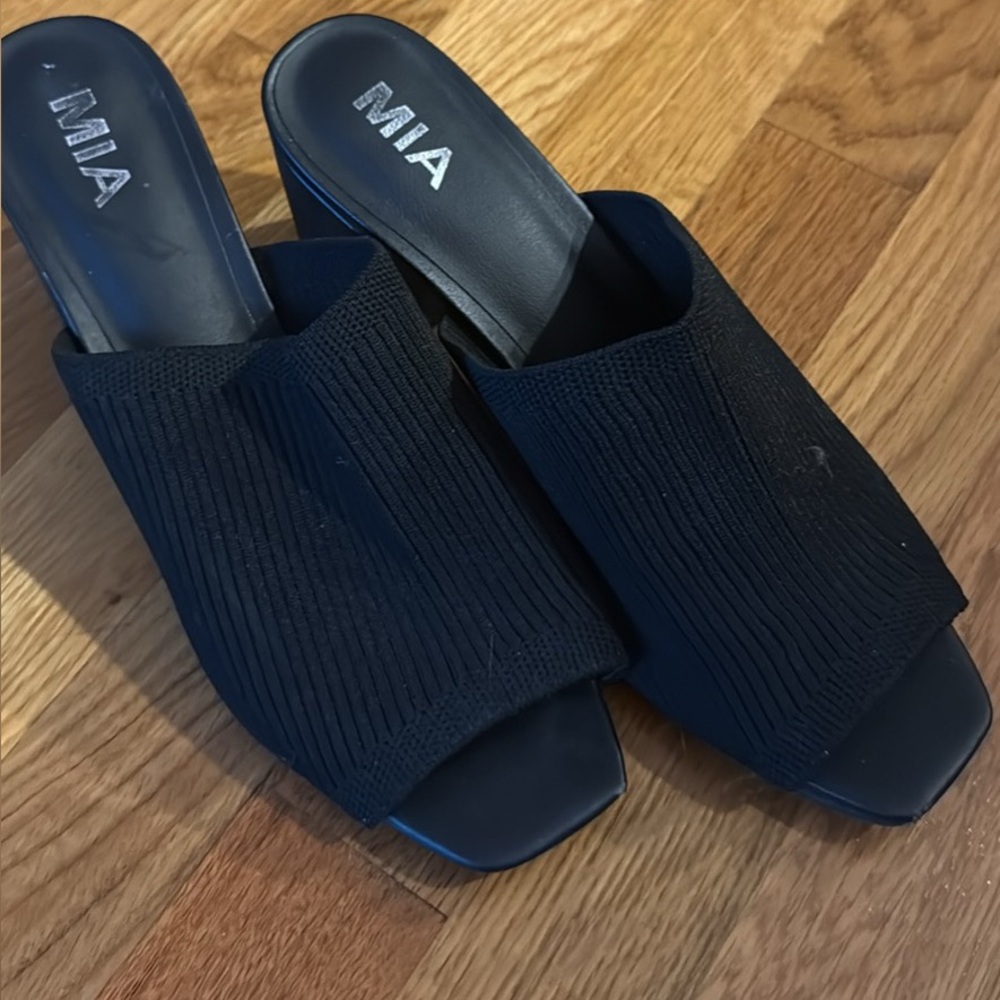 MIA Black Textured Slide Sandals